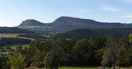 Au font à gauche suc de Chaumont, à droite le mont Miaune Image